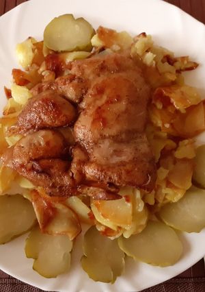 Filézett csirkecomb serpenyőben sült krumplival recept fotója
