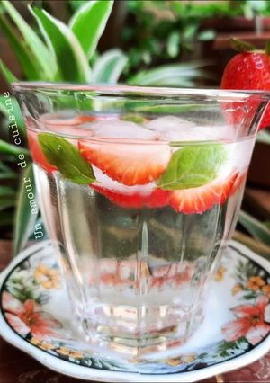 Une photo de Eau détox fraises et menthe 🍓🌿