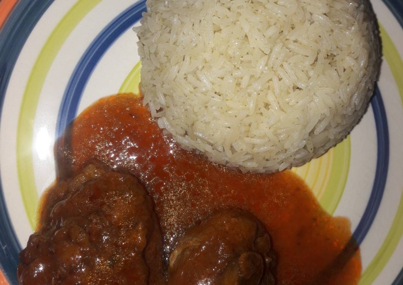 Poulet à la sauce tomate et riz pilaf