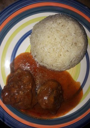 Une photo de Poulet à la sauce tomate et riz pilaf