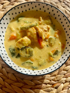 Una foto de Pollo con calabacín al curry rojo: Batch cooking saludable