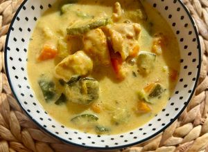 Una foto de Pollo con calabacín al curry rojo: Batch cooking saludable