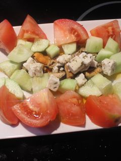 Una foto de Ensalada de mejillones con queso fresco y banderillas