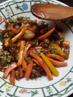Una foto de Cebolla de verdeo y zanahoria caramelizadas
