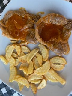 Una foto de Chuletas de cerdo (en la olla exprés) con patatas