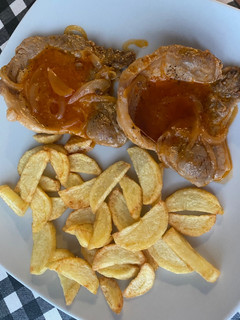 Una foto de Chuletas de cerdo (en la olla exprés) con patatas
