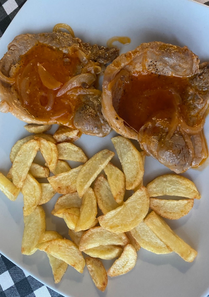Una foto de Chuletas de cerdo (en la olla exprés) con patatas
