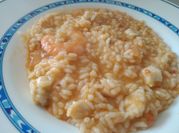 Una foto de arroz caldoso marisco