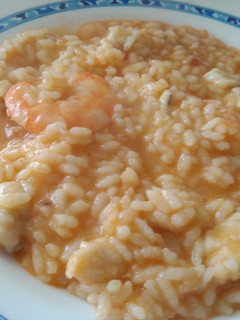 Una foto de Arroz caldoso de rape y langostinos con crema de nécoras