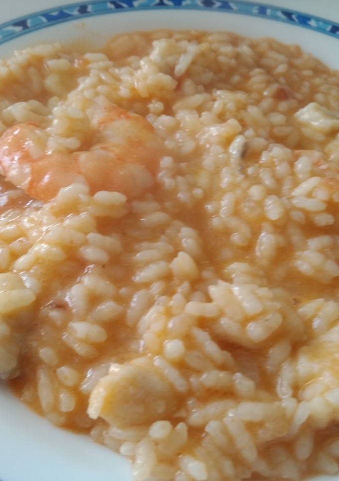 Una foto de Arroz caldoso de rape y langostinos con crema de nécoras