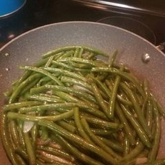 A picture of Fresh garlic green beans.