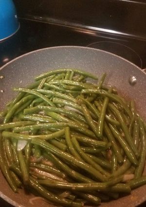A picture of Fresh garlic green beans.