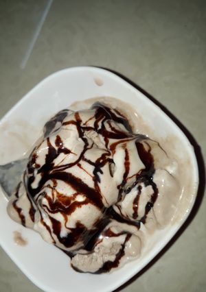 चॉकलेट आइसक्रीम (Chocolate ice cream recipe in Hindi) रेसिपी मुख्य फोटो