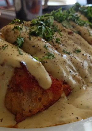Una foto de Lomo de Cerdo horneado en especias con crema de ahuyama y zanaho