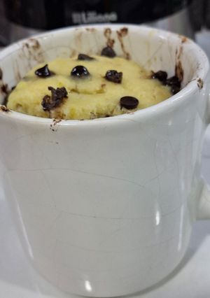 Una foto de Mug cake de banana y chips AL MICROONDAS!! 🍌🍫