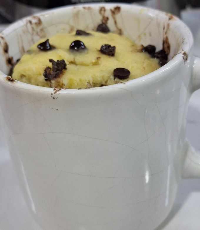 Una foto de Mug cake de banana y chips AL MICROONDAS!! 🍌🍫