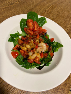 Una foto de Ensalada templada de gambas y espinacas