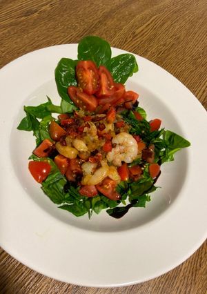 Una foto de Ensalada templada de gambas y espinacas