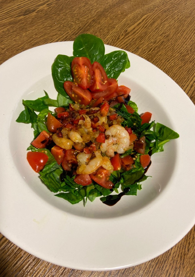 Una foto de Ensalada templada de gambas y espinacas