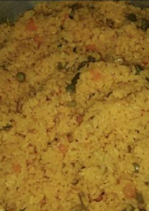 Una foto de Arroz amarillo con vegetales