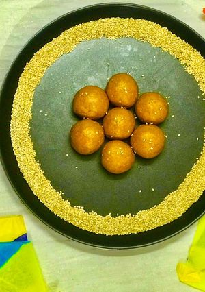 A picture of Til Gur Laddoo.