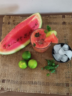 વોટર મીલન મોઈતો (Watermelon Mojito Recipe In Gujarati) રેસીપી મુખ્ય ફોટો