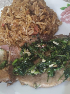 Una foto de Chuleta de cerdo al ajillo con arroz sofrito