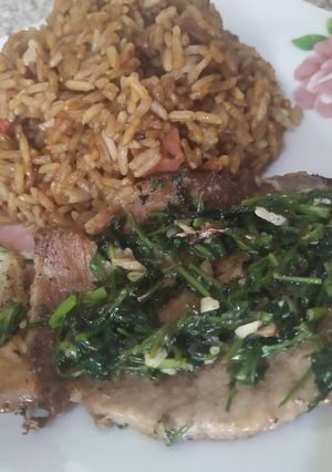 Una foto de Chuleta de cerdo al ajillo con arroz sofrito