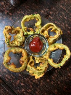 કેપ્સીકમ ભજીયા(Capsicum bhajiya recipe in Gujarati) રેસીપી મુખ્ય ફોટો