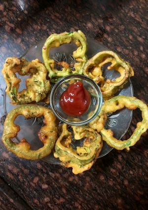 કેપ્સીકમ ભજીયા(Capsicum bhajiya recipe in Gujarati) રેસીપી મુખ્ય ફોટો
