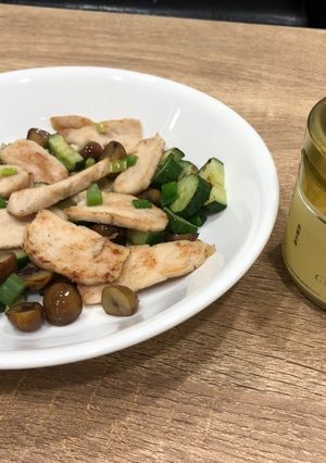 鵝油炒雞胸肉佐栗子小黃瓜 的食譜成品照片