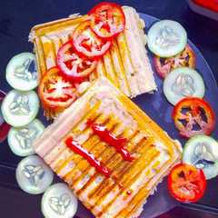 ગ્રિલ સેન્ડવીચ (Grill Sandwich Recipe In Gujarati) रेसिपी मुख्य फोटो