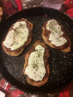 Una foto de Milanesa napolitana con fritas