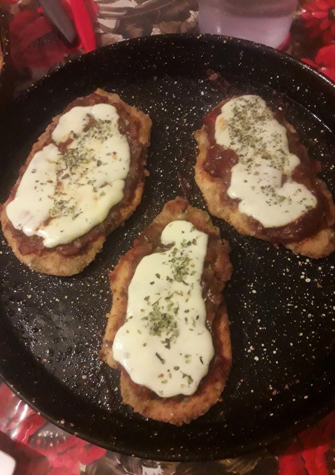 Una foto de Milanesa napolitana con fritas