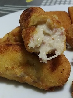 Una foto de Croquetas de pollo, jamón y cebolla