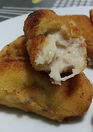 Una foto de Croquetas de pollo, jamón y cebolla