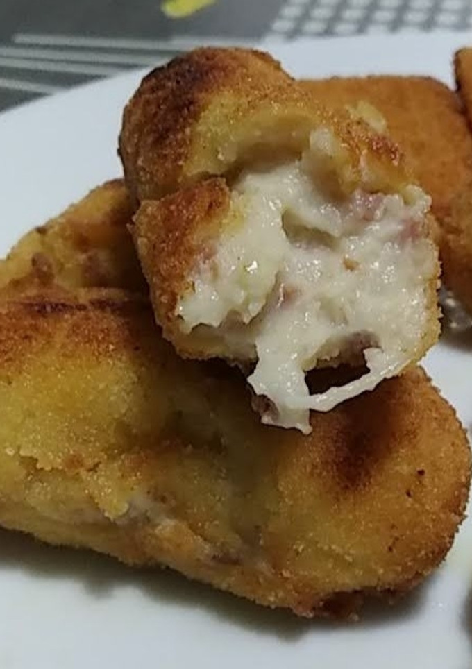 Una foto de Croquetas de pollo, jamón y cebolla