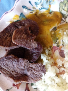 Una foto de Carne en cama de salsa de mango