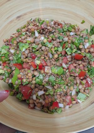 Una foto de Ensalada fría de lentejas (apto vegan)