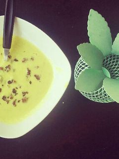 Una foto de Sopa de puerro con edamame y carne picada con especias