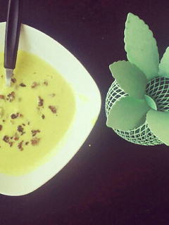 Una foto de Sopa de puerro con edamame y carne picada con especias