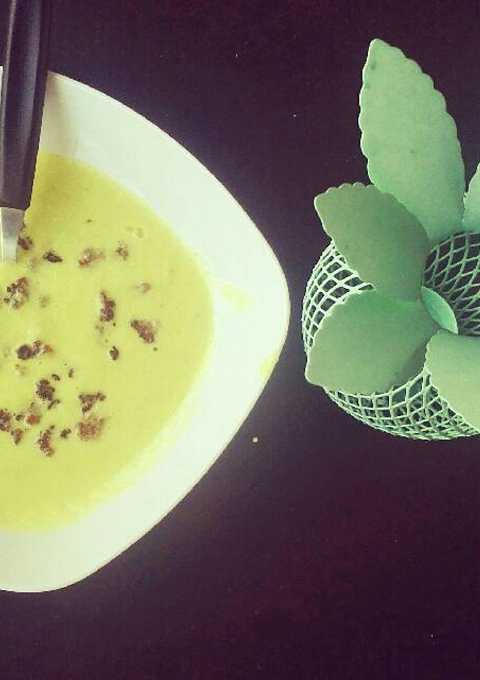 Una foto de Sopa de puerro con edamame y carne picada con especias