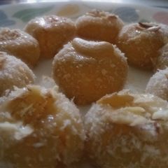 A picture of Coconut-Papaya Laddu.