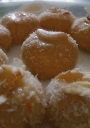 A picture of Coconut-Papaya Laddu.