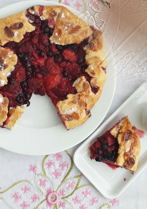 मिक्सड बेरी क्रॉस्टाटा (Mixed berry crostata) रेसिपी मुख्य फोटो