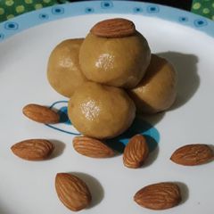 A picture of બેસન ના લાડવા.