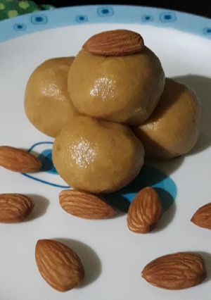 A picture of બેસન ના લાડવા.