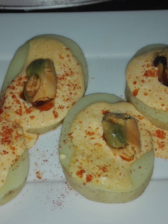 Una foto de Tapa de patata y mejillones es escabeche