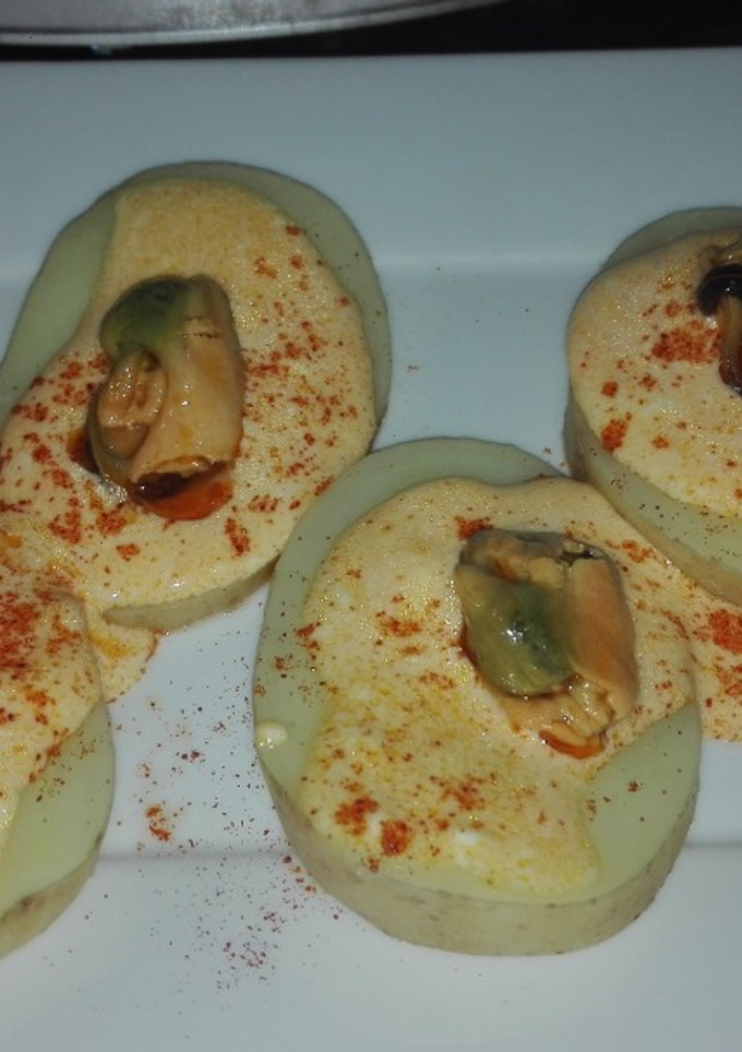 Una foto de Tapa de patata y mejillones es escabeche