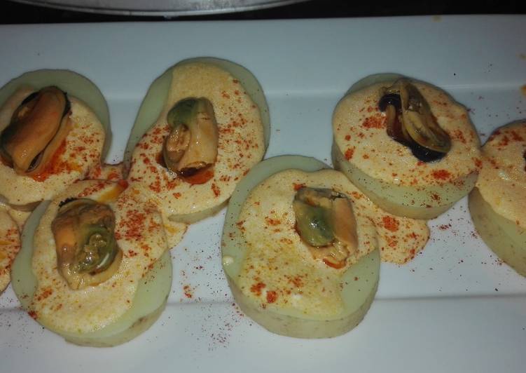 Tapa de patata y mejillones